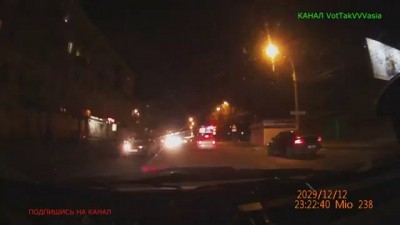 Толпа пьяных малолеток качают права