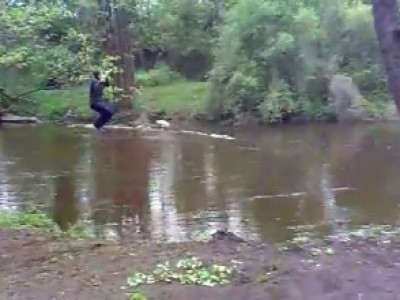 прыжки над рекои с смешным финалом