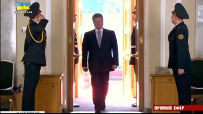 Инаугурация Порошенка, солдат уронил оружие Inauguration Poroshenko soldiers dropped weapons