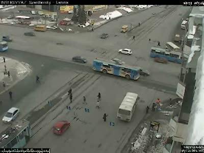 ПАЗ летит на красный свет - спасайся пешеход