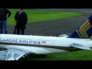 огромный самолет