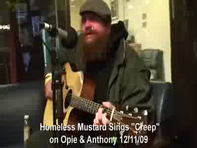 Бомж поет песню Creep