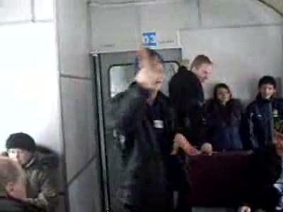 Алкаш отжигает в электричке