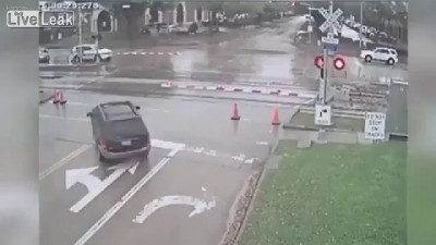 Ну красный же горит на переезде