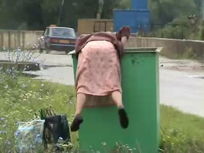 Бабушка и мусорный контейнер