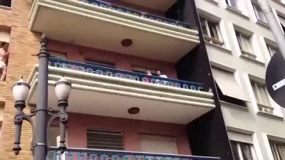 Любовник пытается бежать через окно