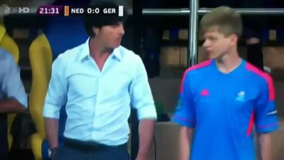 Jogi Löw schlägt Balljungen den Ball weg - EM 2012 - Deutschland - Niederlande