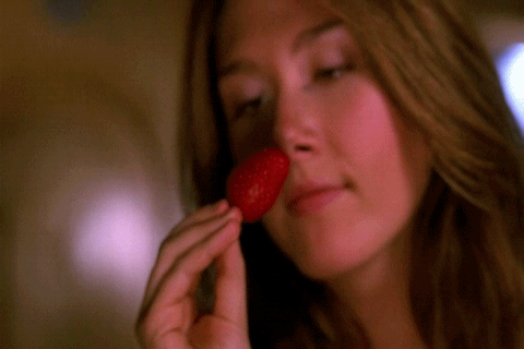 2681-гиф-есть-клубничка-девушка