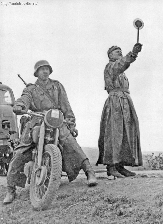 ww2-motorcycles-traffic