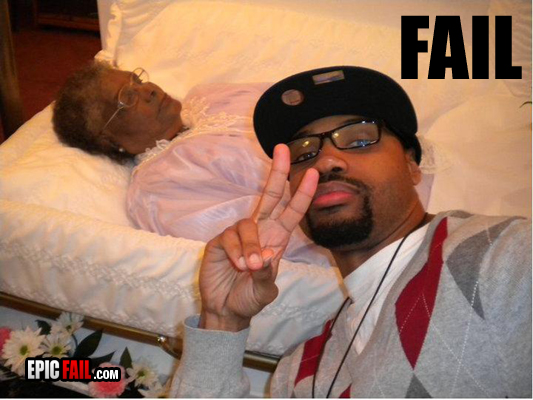 photo-fail-funeral-picture-peace-sign