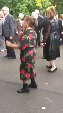 бабка пляшет