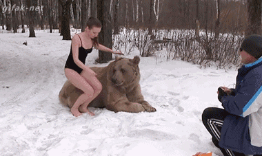 gifki-devushka-fotosessia-s-medvedem-pesochnitsa-2