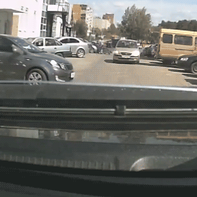 gifki-dtp-devushka-za-rulem-udalyonnoe-2475001