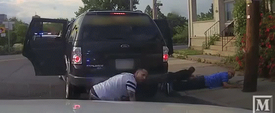 1477297416_560.oficer-slomal-emu-chelyust