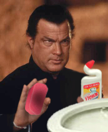 Стивен Сигал драит унитаз