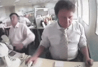 lyudi-krushat-svoi-rabochie-mesta-v-gifkax-4