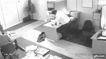 lyudi-krushat-svoi-rabochie-mesta-v-gifkax-6