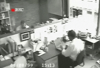 lyudi-krushat-svoi-rabochie-mesta-v-gifkax-9