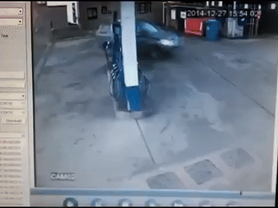 Женщина на заправке.