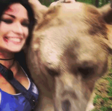 Девушка с медведем