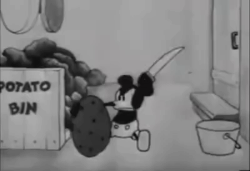 я чищу картошку