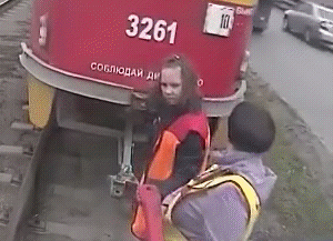 Женщины сцепляют трамваи