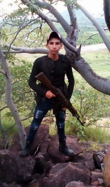 Un-vídeo-muy-fuerte-en-donde-sicarios-decapitan-a-un-joven-pistolero