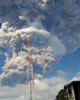 Столб дыма от вулкана