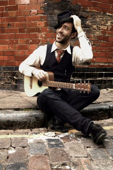 charlie-guitare-couleur-credit-stephanie-Dray