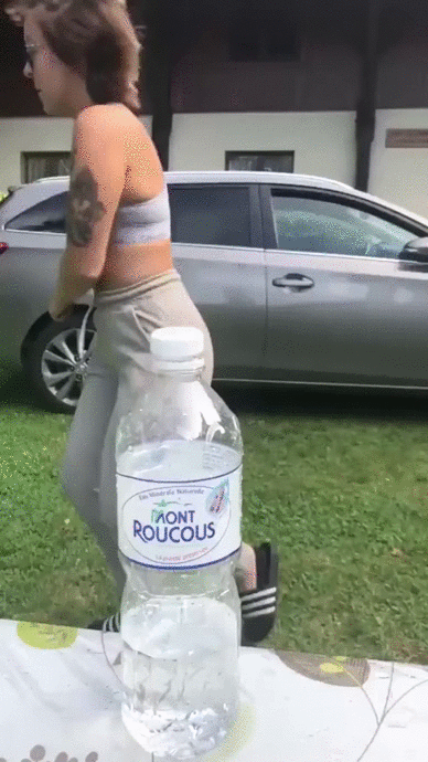 -BottleCapChallenge-девушки-и-деструктивные-наклонности-5306797