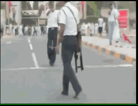 Полицейский стрельнул в камеру. Бахрейн.