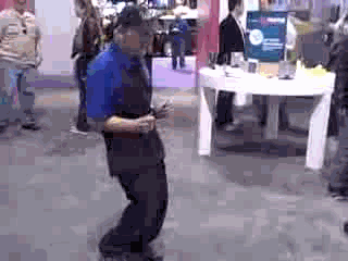 дед танцует