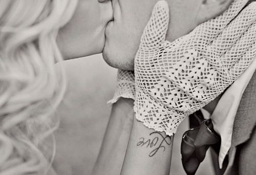 В легком танце закружились,­