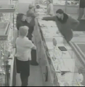 В Москве охранник ювелирного задержал грабителей-new