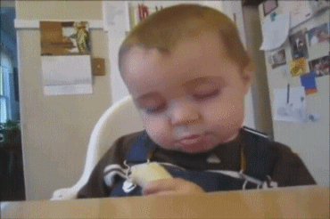 мальчик засыпает за столом