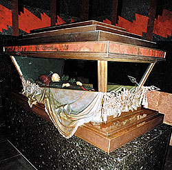 20050421201544_8leninmavzoley1