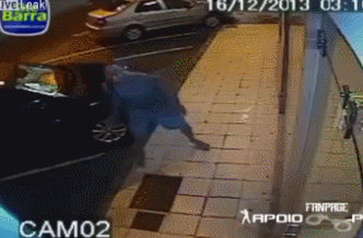 Вор против стеклянной двери.