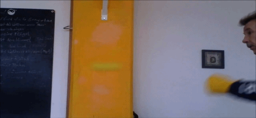 удар