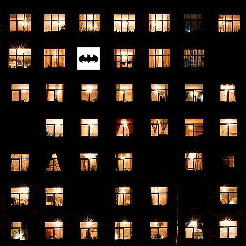 знак бэтмена в окне