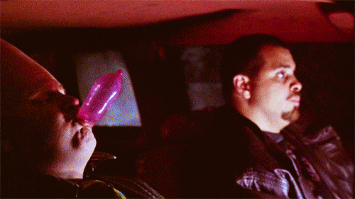 Яйцеголовый жует жевачку