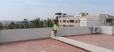 -негр-намочил-кроссовки-гифка-1415422