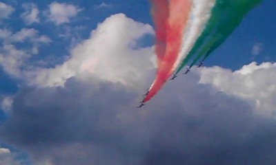 Групповой пилотаж 10хМВ-339 "ФреччеТриколори" (Италия)