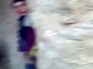 Развлекается с ослом.