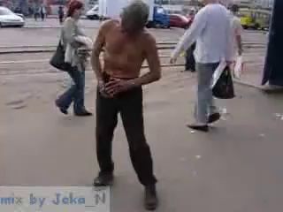 Пьяный дед устроил mortal kombat