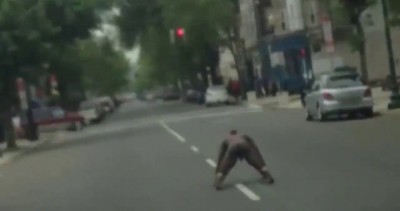 Обезьянка вспотел походу отжимаясь на асфальте ...