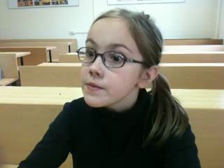 Девочка рассказывает про моделей 