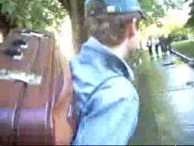 Чувак в школу пошел.