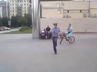 Тюменский полиционер жжет