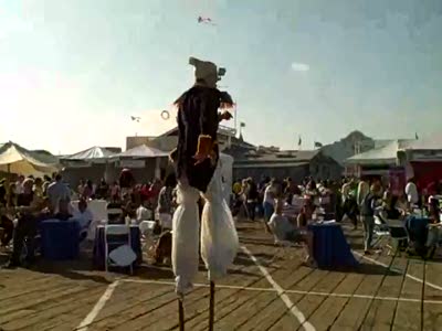 Парень жжот