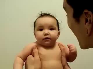 Эмоции ребёнка на смех папы